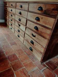 Décoration intérieure avec meuble métier chinée par Les Pépites Rurales : conciergerie & déco dans le nord du maine et loire