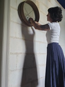 Séverine gérante et fondatrice des Pépites Rurales : conciergerie & Déco dans le Nord du maine et loire en train d'agencer de la déco chinée dans son intérieur sur les hauts d'anjou