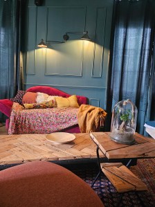 un décor mix and match créé par Séverine avec une table upcyclée et du mobilider de seconde main chiné