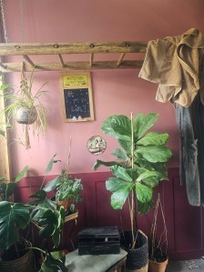 salle de bain décorée par Séverine avec de la déco de seconde main et de l'upcycling avec une échelle et une valise détournées