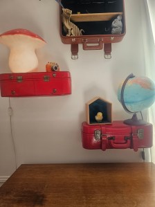 des valises chinées et upcyclées par Séverine pour apporter une touche originale et vintage à une pièce