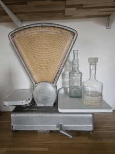 balance de commerce et bouteilles en verre chinées sur les hauts d'anjou par les Pépites Rurales