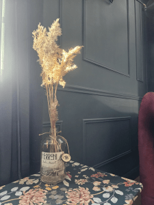 ancienne bouteille de rhum utilisée en vase sur Hauts d'Anjou par Les Pépites Rurales